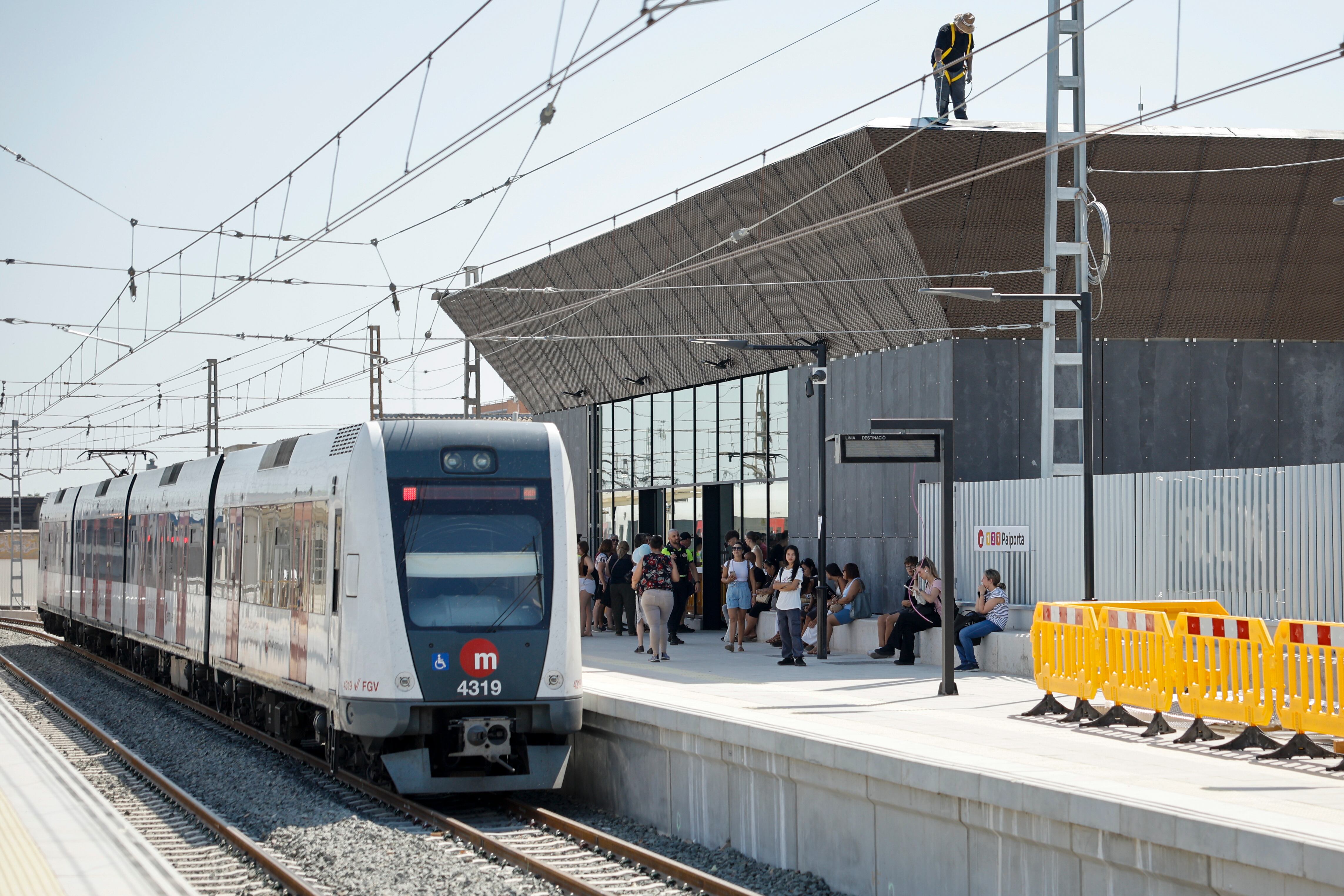 Varias personas aguradan en la estación de Paiporta este viernes en el que entra en funcionamiento el tramo València Sud-Castelló de Metrovalencia.