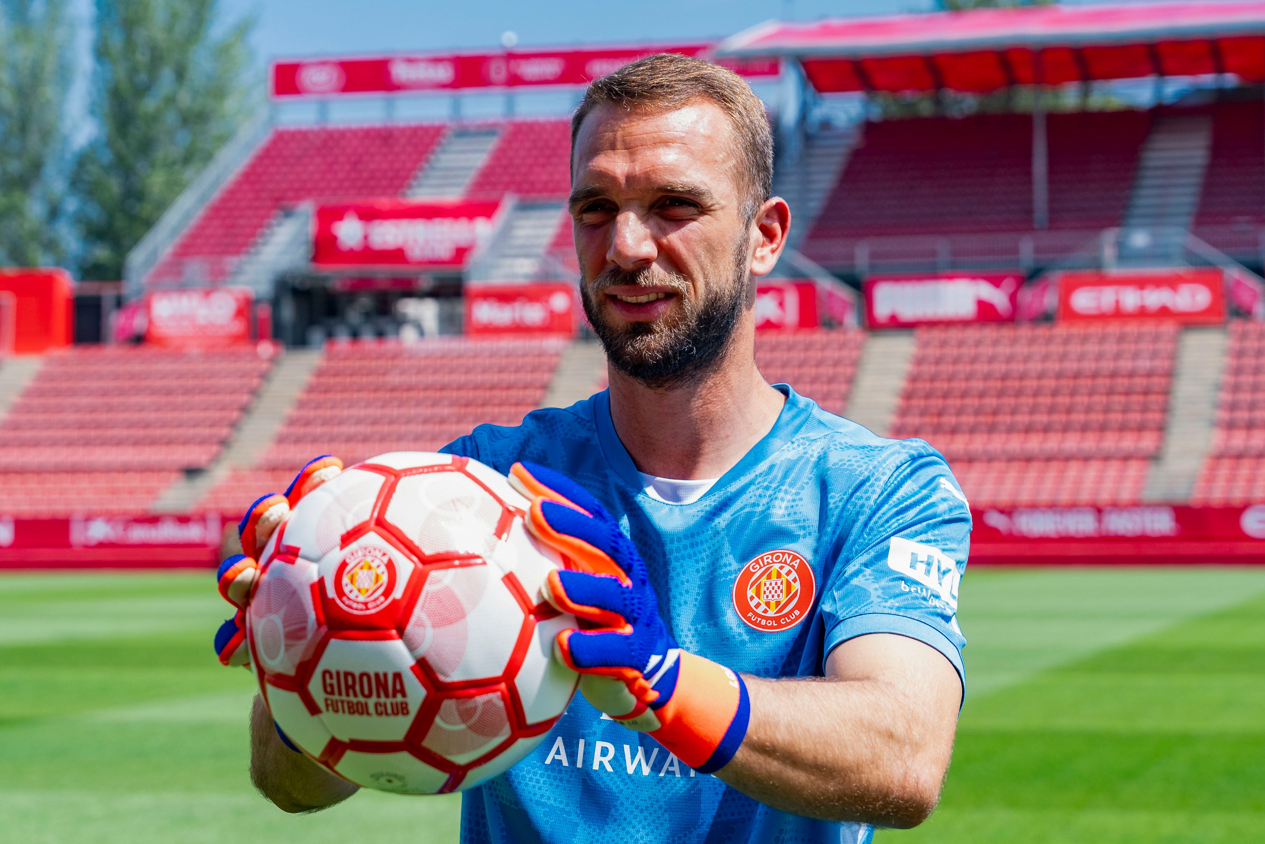 MONTILIVI (GIRONA), 20/08/2024.- Pau López es presentado como nuevo portero del Girona FC este martes en Girona. EFE/Siu Wu
