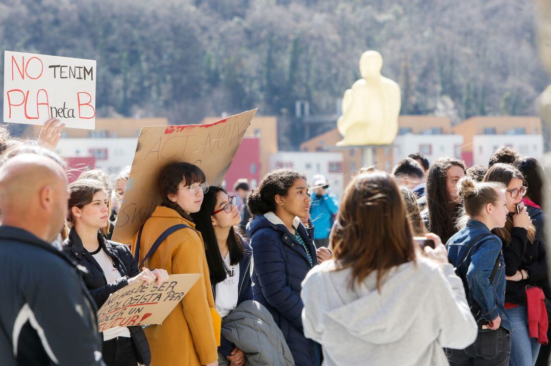 Joves de tots els sistemes educatius s'han sumat avui a la iniciativa mundial Friday for future