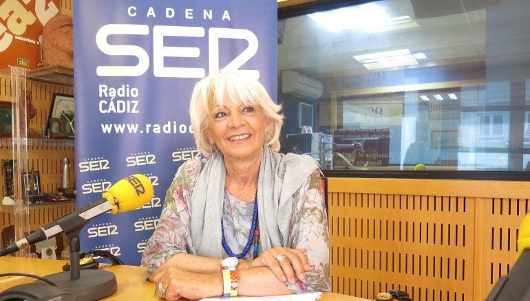 La diputada nacional Teófila Martínez en los estudios de Radio Cádiz