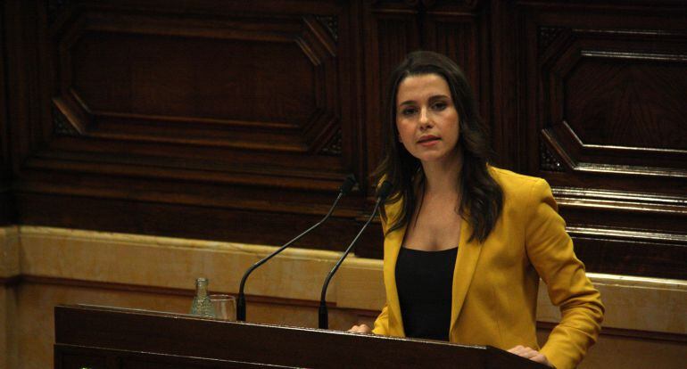 La cap de files de C's al Parlament, Inés Arrimadas, al faristol de l'hemicicle durant la seva intervenció durant el debat d'investidura