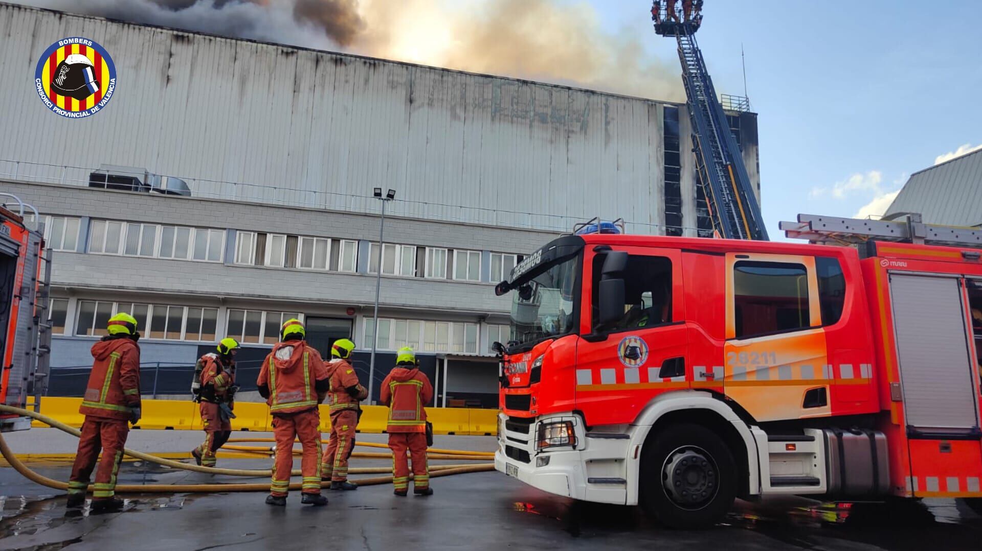 Incendio en una nave industrial de un polígono de Ribarroja (Valencia)