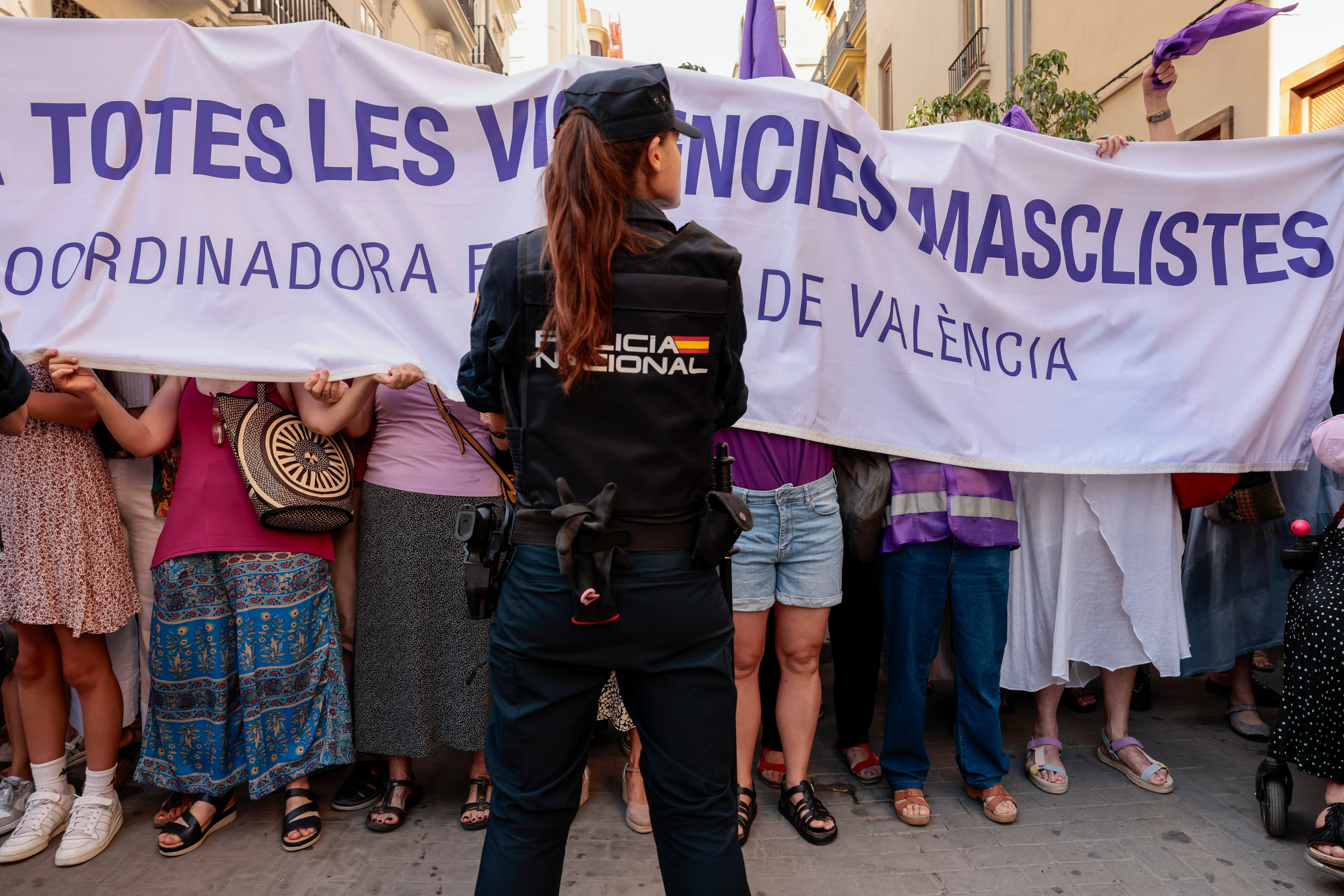 GRAFCVA4251. VALENCIA, 26/06/2023.Con lemas como &quot;fuera fascistas de las instituciones&quot;, una manifestación convocada por la Coordinadora Feminista de València ha protestado ante Les Corts Valencianes contra el pacto PP-Vox que &quot;niega la violencia de género&quot;, entre denuncias de los convocantes de &quot;censura&quot; al no habérseles permitido colocarse ante la entrada al parlamento valenciano.EFE/ Ana Escobar
