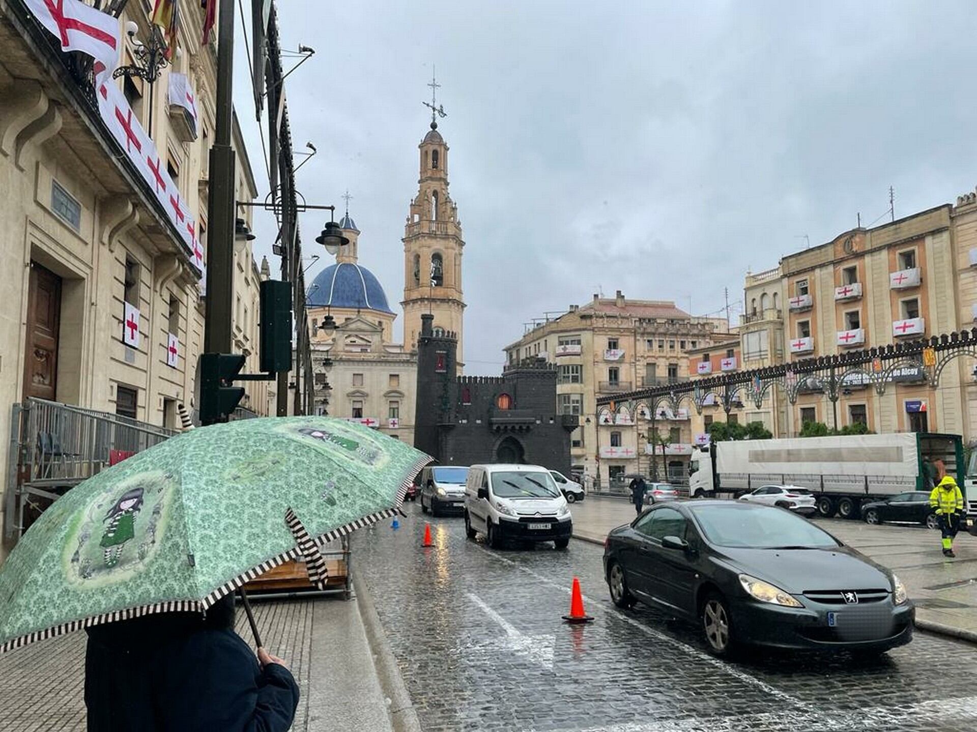 La lluvia está siendo protagonista en este miércoles 20 de abril, como se aprecia en la imagen de la plaza de España con el Castillo de Fiestas de fondo.