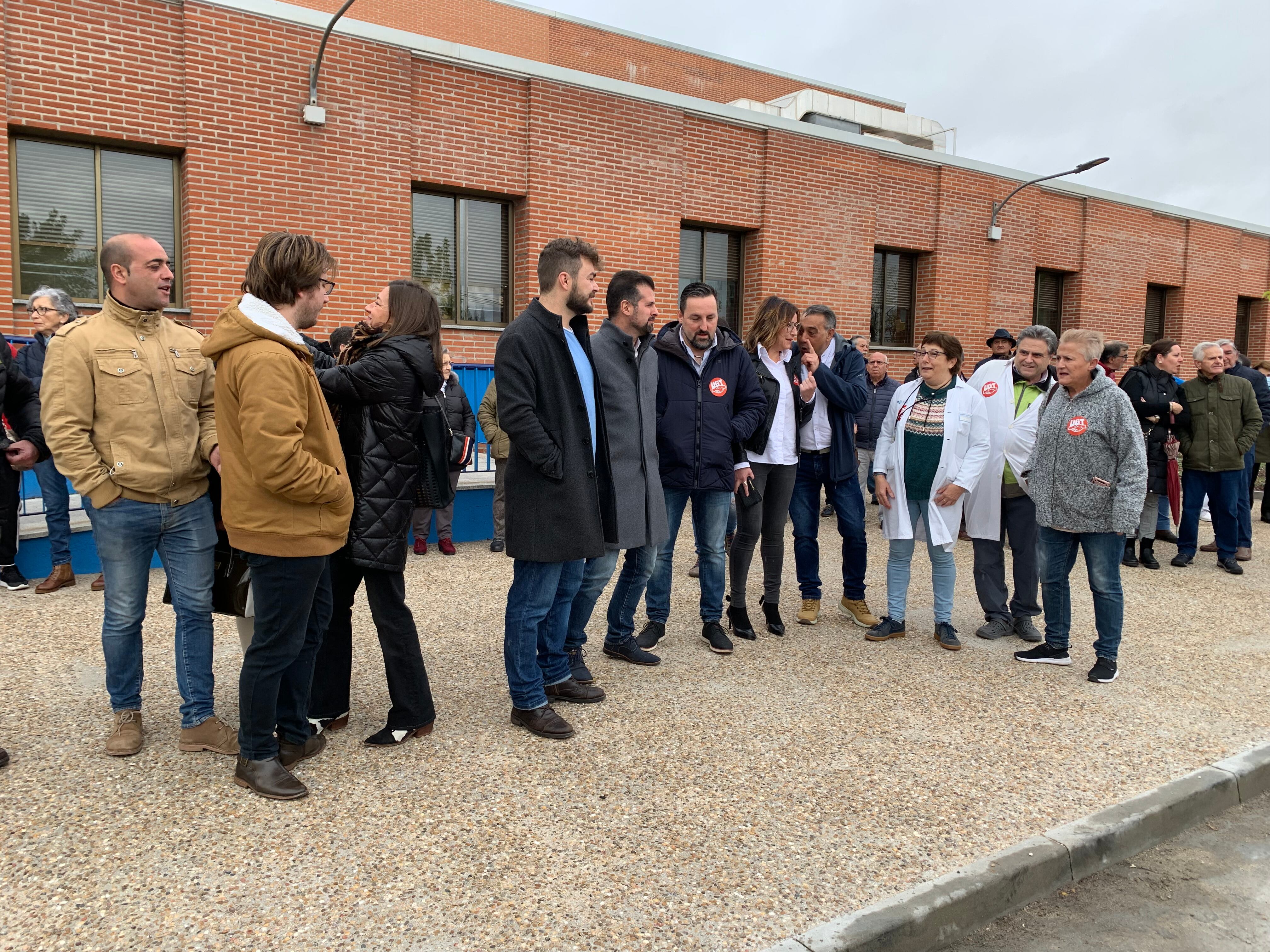 Representantes de PSOE y UGT en la concentración del hospital medinense