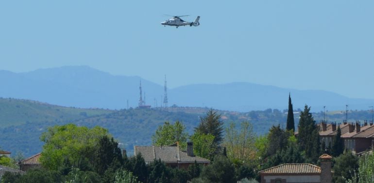 Un helicóptero de la Guardia Civil participando en las labores de búsqueda de la mujer de 78 años, que ha desaparecido en la localidad toledana de Olías del Rey 