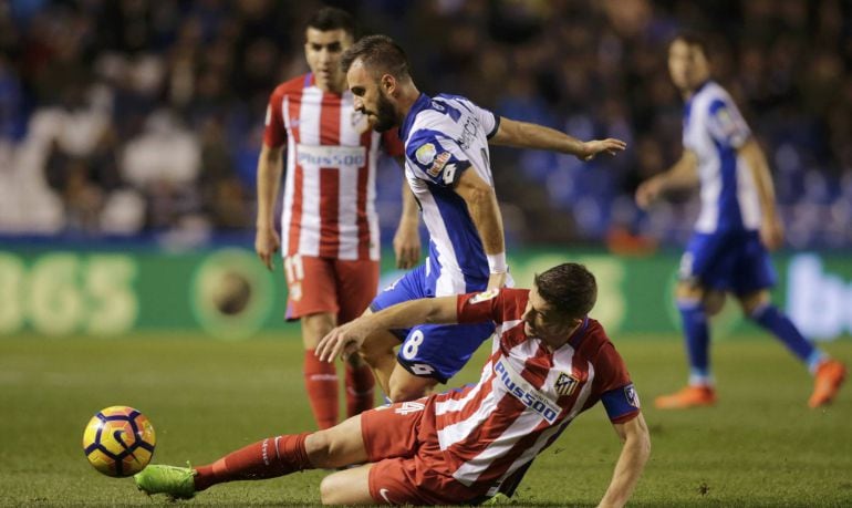 Gabi intenta robar un balón a Colak en el partido en Riazor