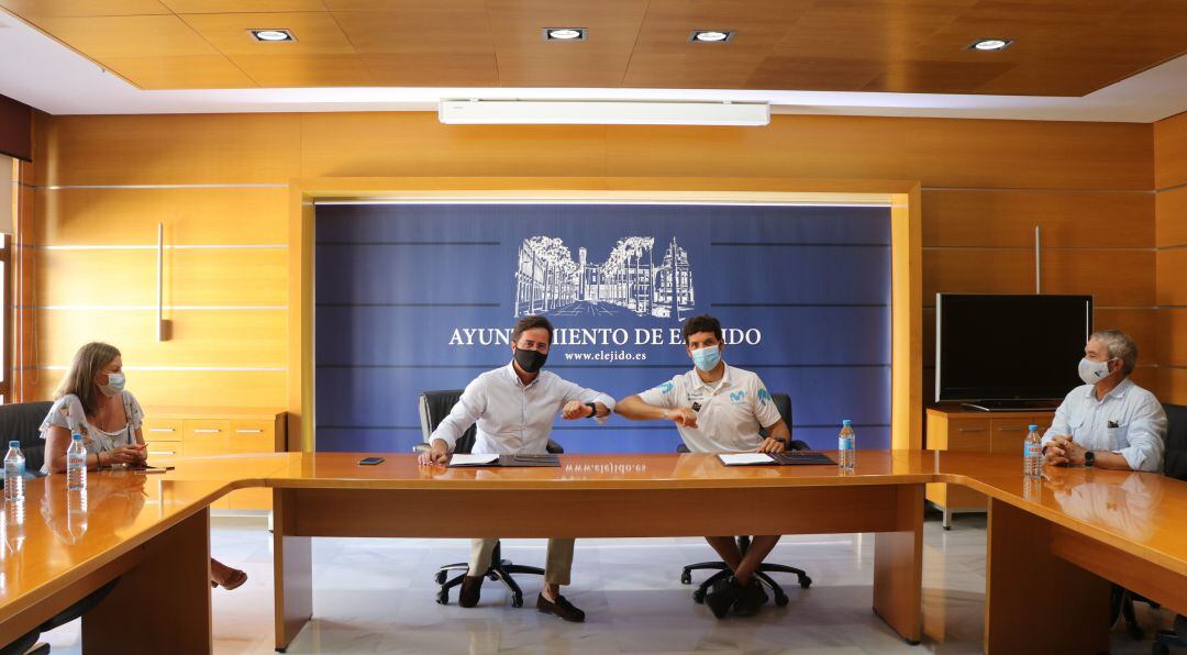 Francisco Góngora y Víctor Fernández se saludan tras la firma.