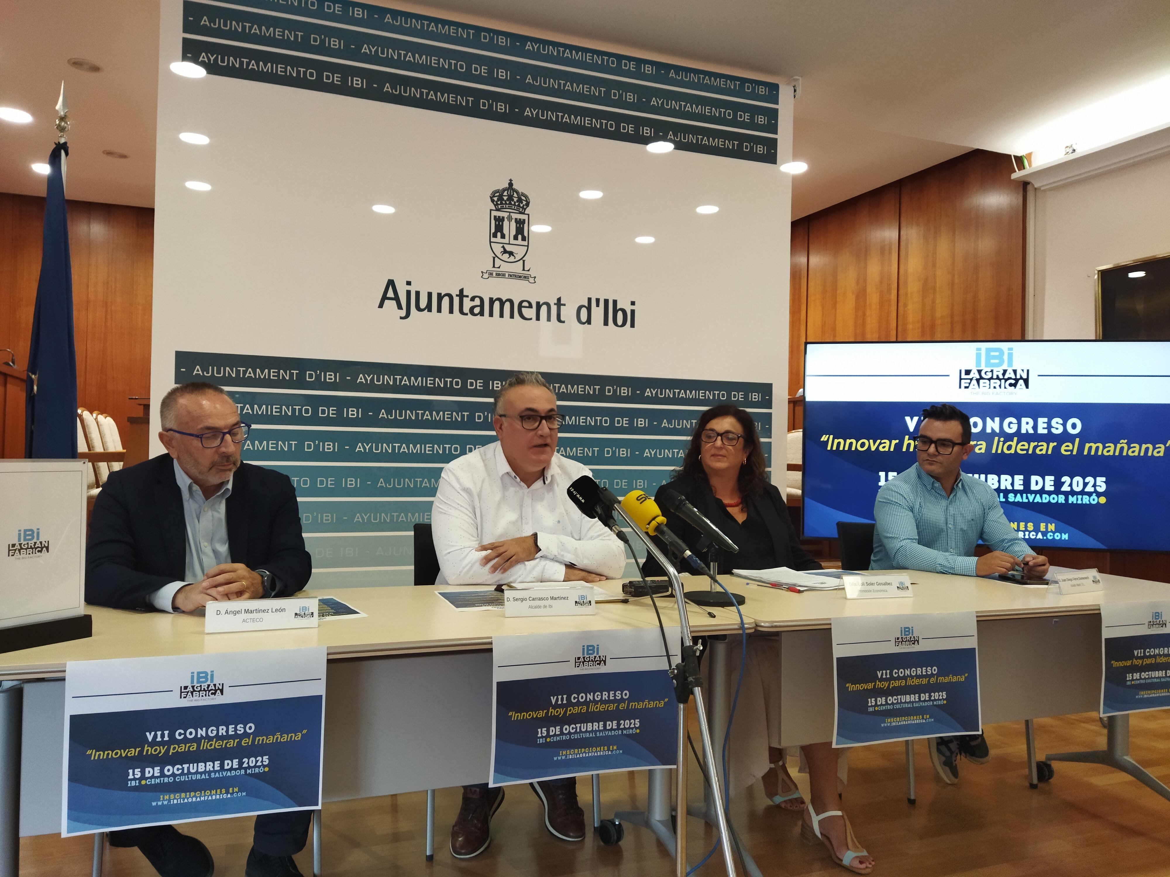 Ángel Martínez, de ACTECO; Sergio Carrasco, alcalde de Ibi; Loli Soler, del área de Promoción Económica del Ayuntamiento de Ibi; y Juan Diego Ferre, de Vicedo Martí S.L., durante la presentación del congreso que se celebrará el 15 de octubre en Ibi.