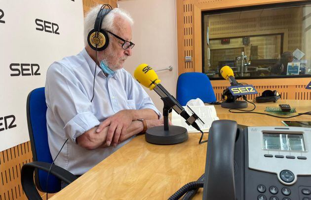 Manuel Muñoz Zielinski en los estudios de Radio Murcia