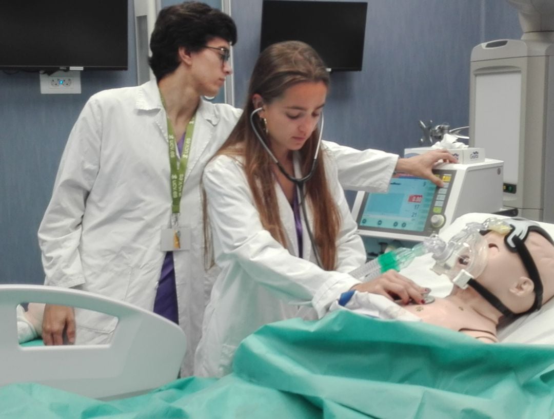 Estudiantes de medicina de la Universidad Católica hacen prácticas con un maniquí en el Hospital Virtual 