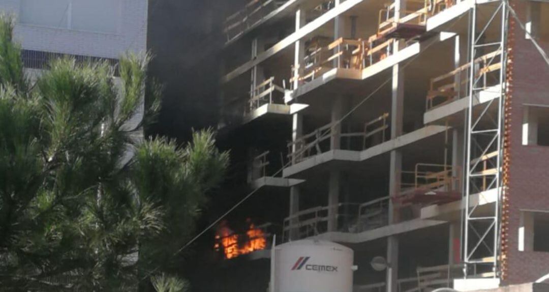 Imágenes del incendio que está afectando a un edificio en construcción del Grao de Castellón
