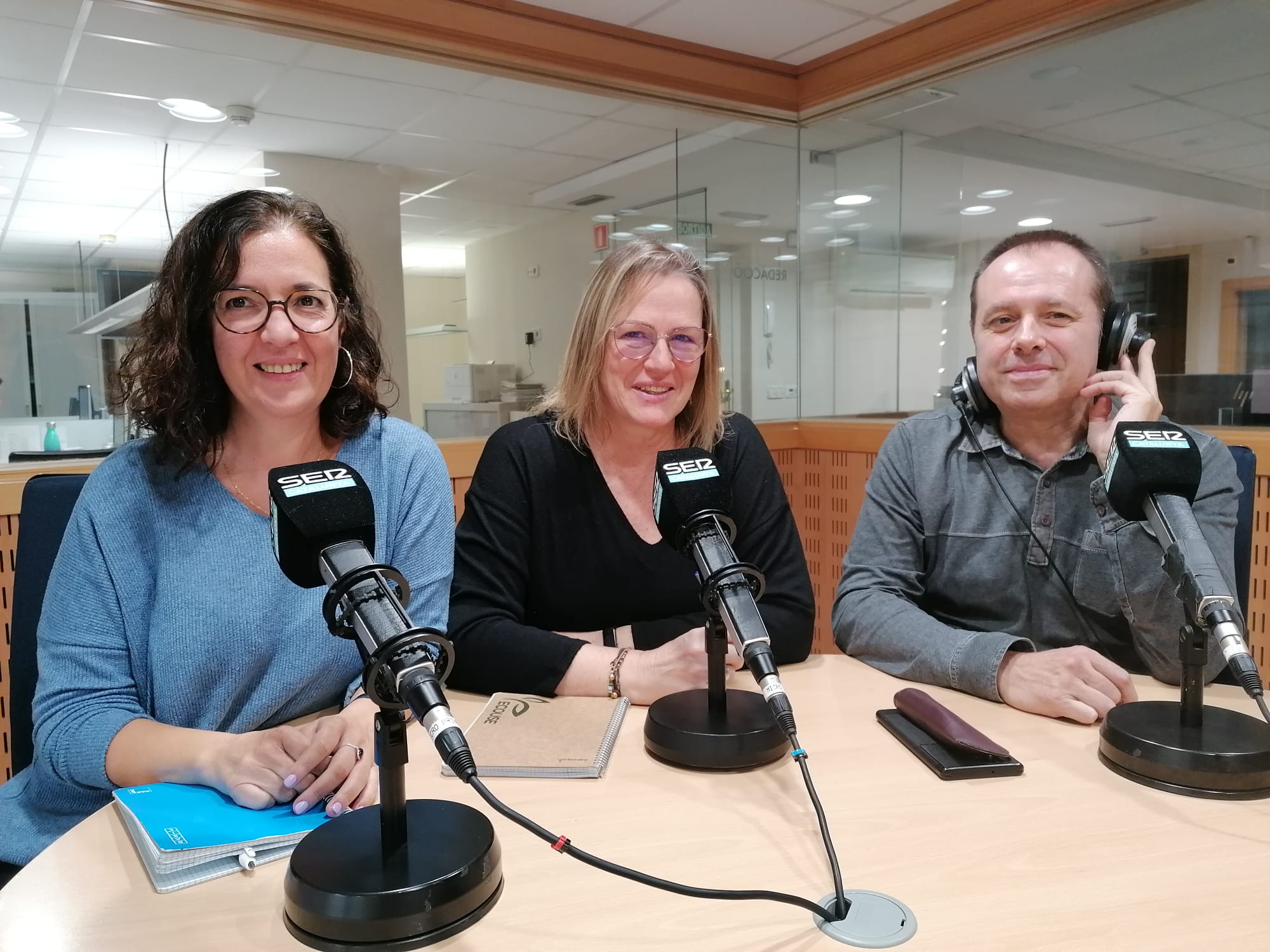 Lluïsa Fuentes, Carme Martínez i Ramon Iglesias, als estudis de Ràdio Girona