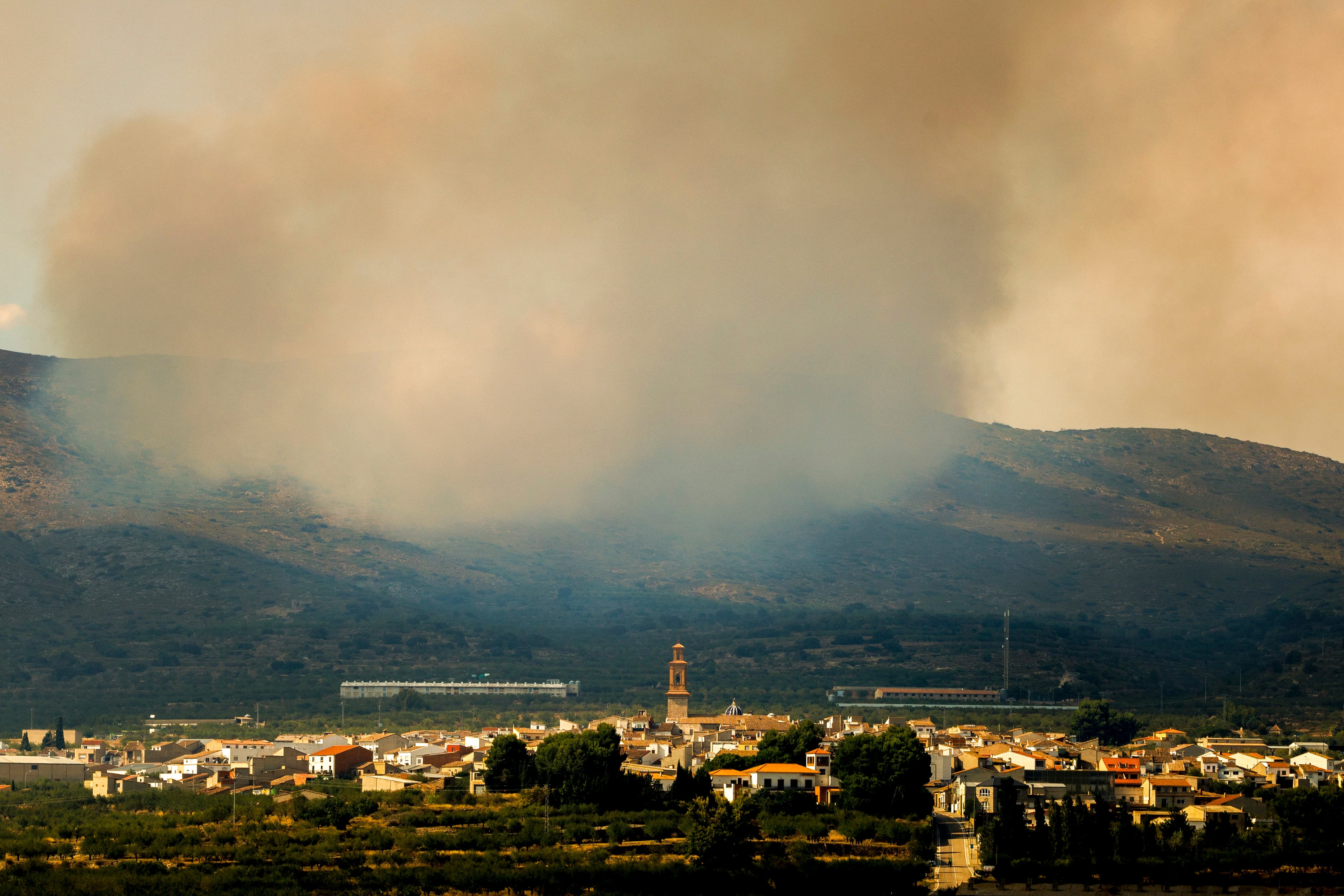 Los servicios de Emergencias de la Generalitat Valenciana han ordenado el confinamiento preventivo de los vecinos de Alcublas (Valencia) por el humo que llega a la zona procedente del incendio originado en Bejís.