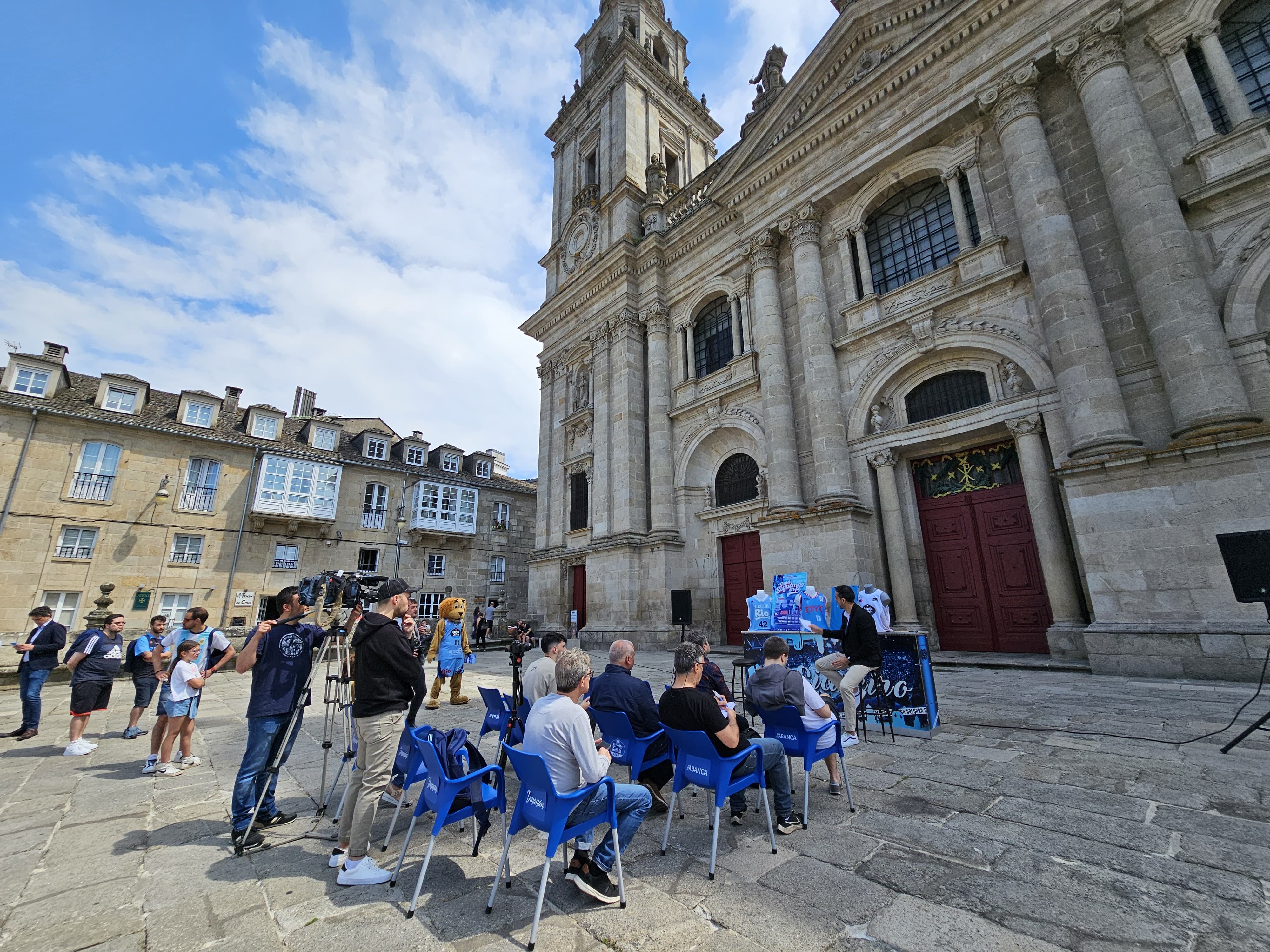 Presentación de la campaña de abonados 24/25 del Río Breogán en el atrio de la catedral de Lugo