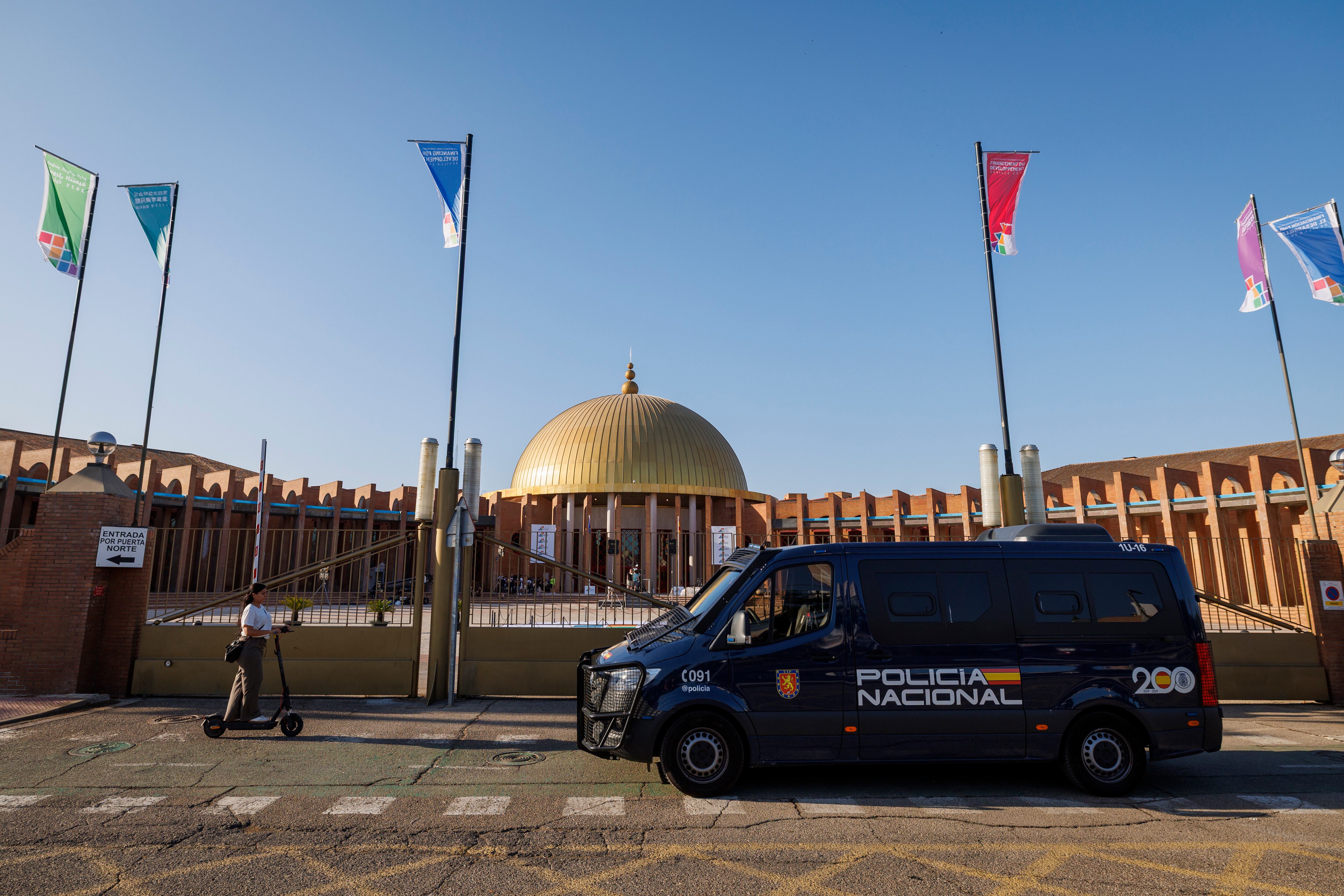 Un furgón de la Policía Nacional custodia uno de los accesos al Palacio de Congresos FIBES de Sevilla. EFE/ Julio Muñoz