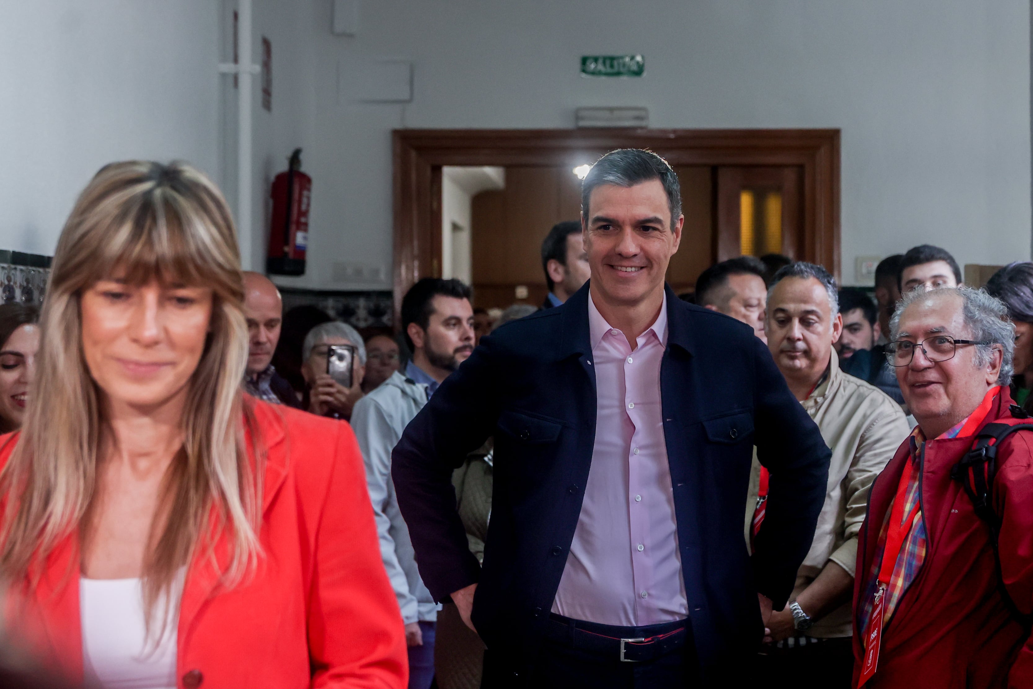 Pedro Sánchez acompañado de su mujer, Begoña Gómez, momentos antes de votar este 28M