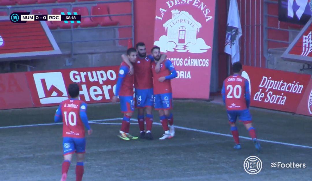 Los jugadores del Numancia celebran el gol de Lupu.