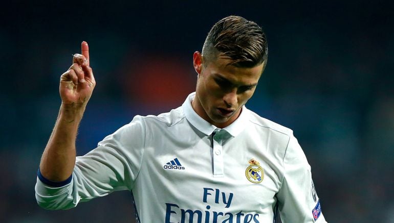 Cristiano gesticula tras los pitos del Bernabéu