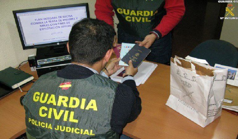 La Guardia Civil ha desarticulado en la operación &#039;HETERAS&#039; a una organización dedicada al tráfico de seres humanos. Esta organización venía operando desde hacía varios años con fines de explotación sexual y laboral.