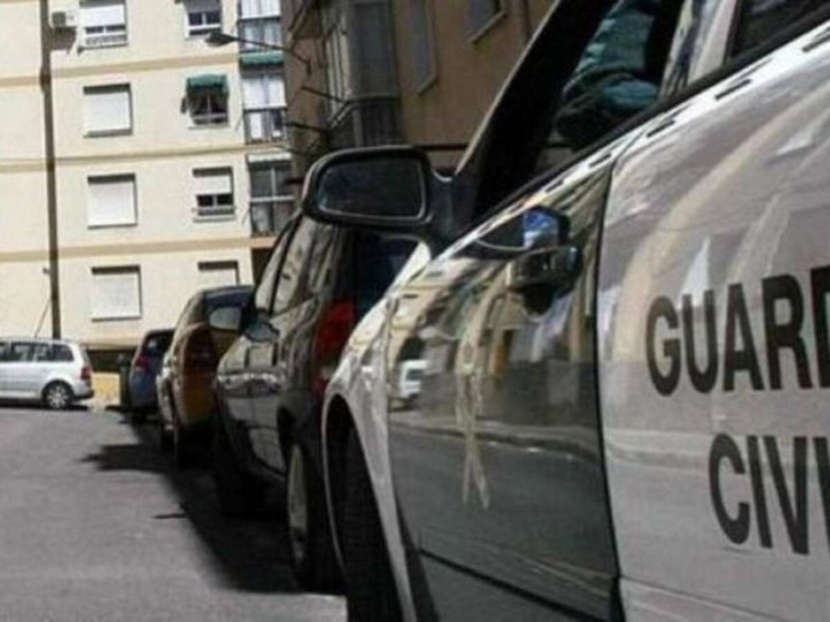 Un detenido en Los Barrios por causar daños a vehículos en la vía valorados en más de 3.000 euros