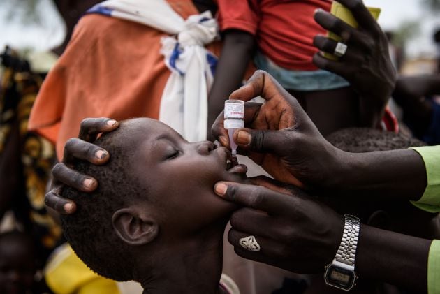 Un niño recibe una vacuna contra la polio como parte del programa de vacunación general de UNICEF en la aldea de Aburoc, Sudán del Sur.