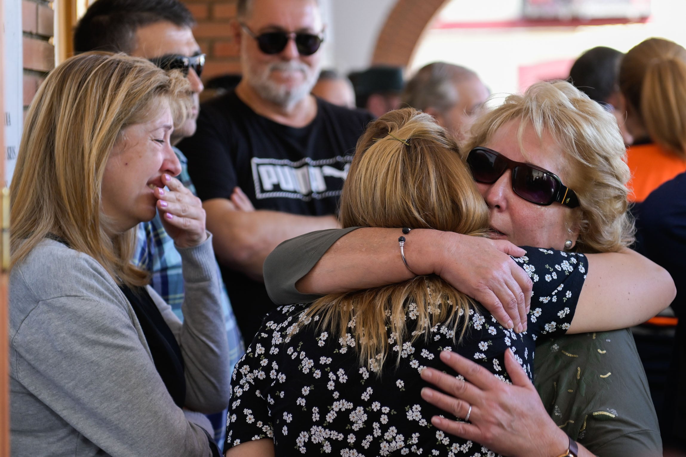 ARGAMASILLA DE CALATRAVA (CIUDAD REAL), 27/10/2022.- Minuto de silencio que el Ayuntamiento de Argamasilla de Calatrava ha convocado con el fin de que los vecinos puedan expresar sus sentimientos de solidaridad a las familias afectadas por el tiroteo registrado este miércoles en la citada localidad y que se saldó con tres muertos José Luis, el agricultor que acudió a ayudar; Alejandro, el policía municipal que acudió al lugar; y Alfonso, el hombre que disparó el rifle y tres heridos. EFE/Jesús Monroy
