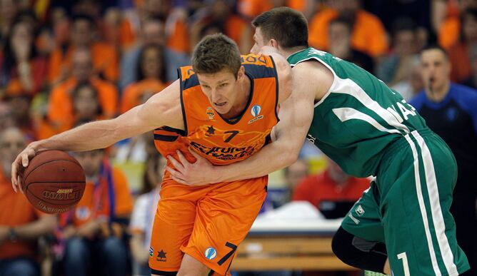 Justin Doelmann intenta superar la defensa de Luke Harangody.