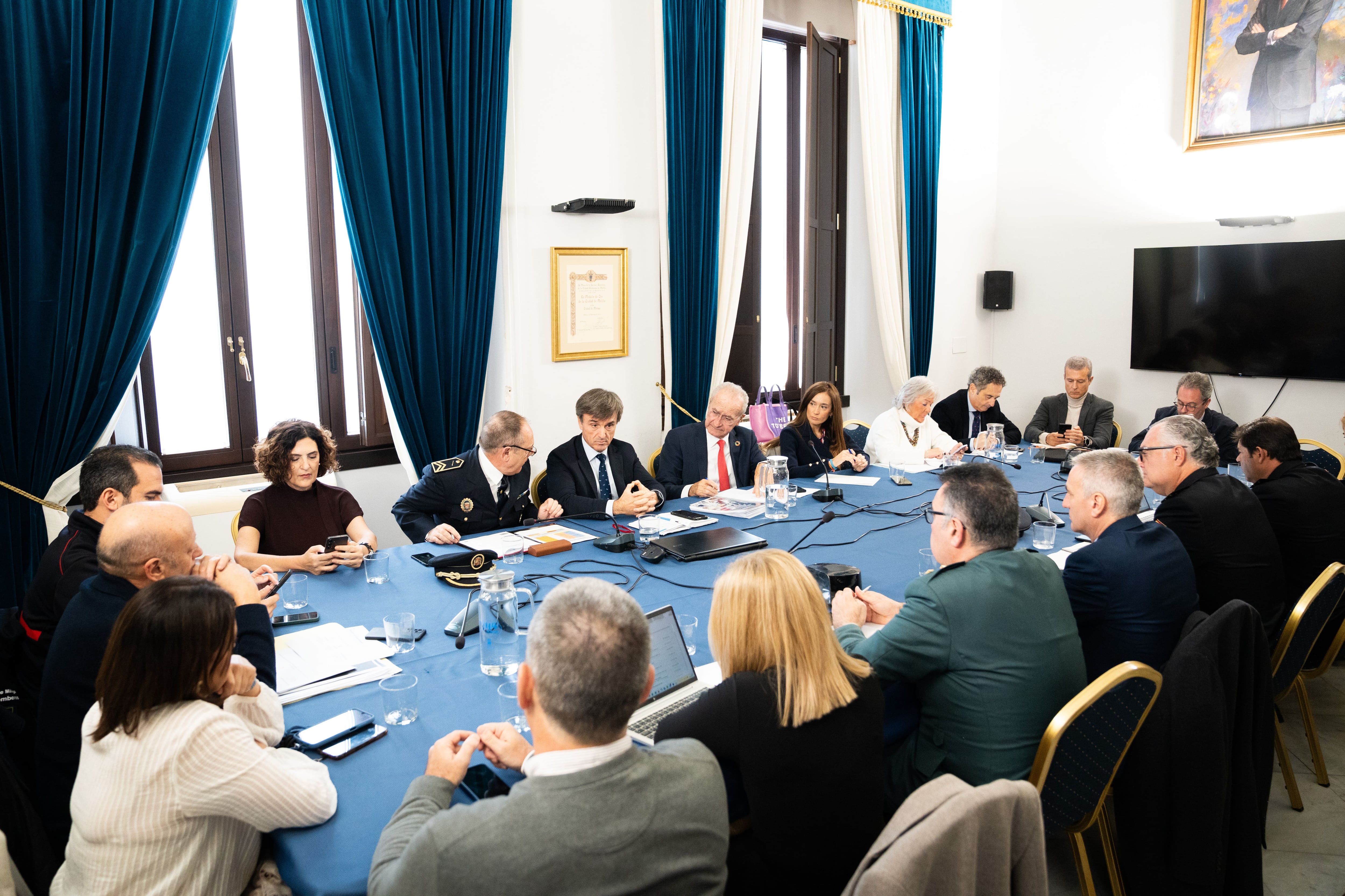 A la reunión han asistido, además de responsables de Policía Local, Real Cuerpo de Bomberos, Protección Civil, Policía Nacional, Guardia Civil y los servicios de emergencia 061 y 112, los concejales de Seguridad, Comercio, Movilidad, Fiestas y distrito Centro, Avelino Barrionuevo, Elisa Pérez de Siles, Trinidad Hernández, Teresa Porras y Francisco Cantos, respectivamente.