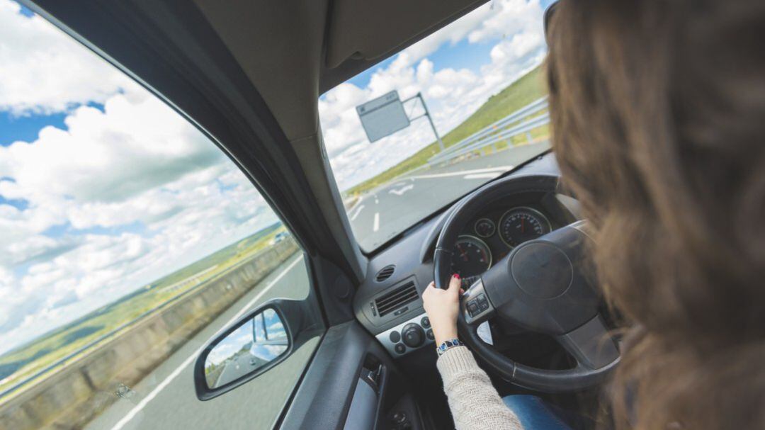 Una dona al volant d'un cotxe