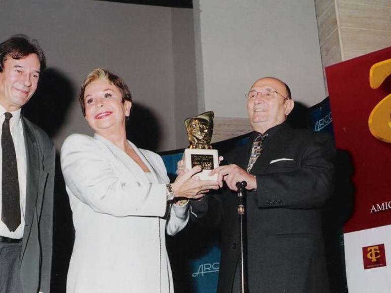 Lina Morgan recogiendo de manos de Tony Leblacn el premio Pepe Isbert en 2001