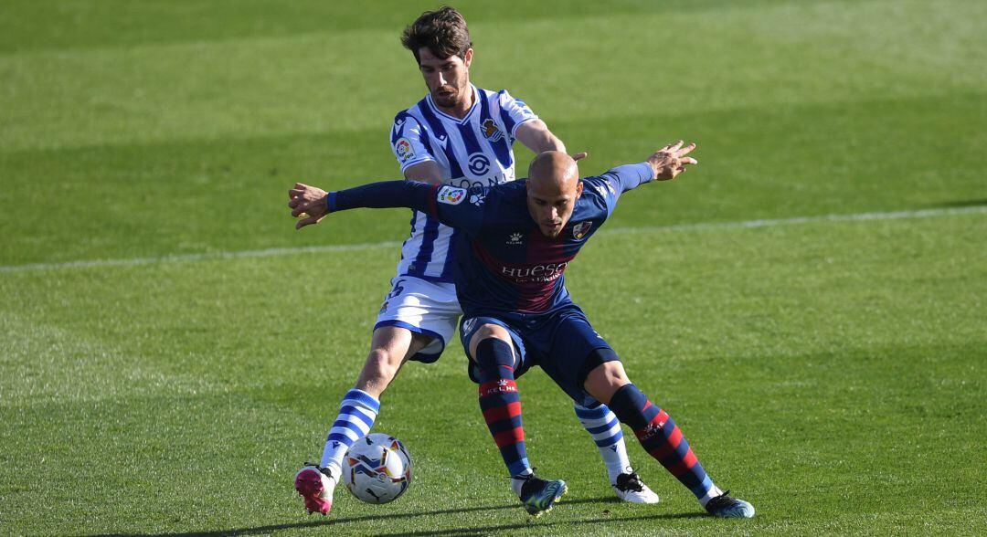 Sandro pelea por un balón con Aritz Elustondo. El canario tiró la falta del gol que Aritz se metió en su portería