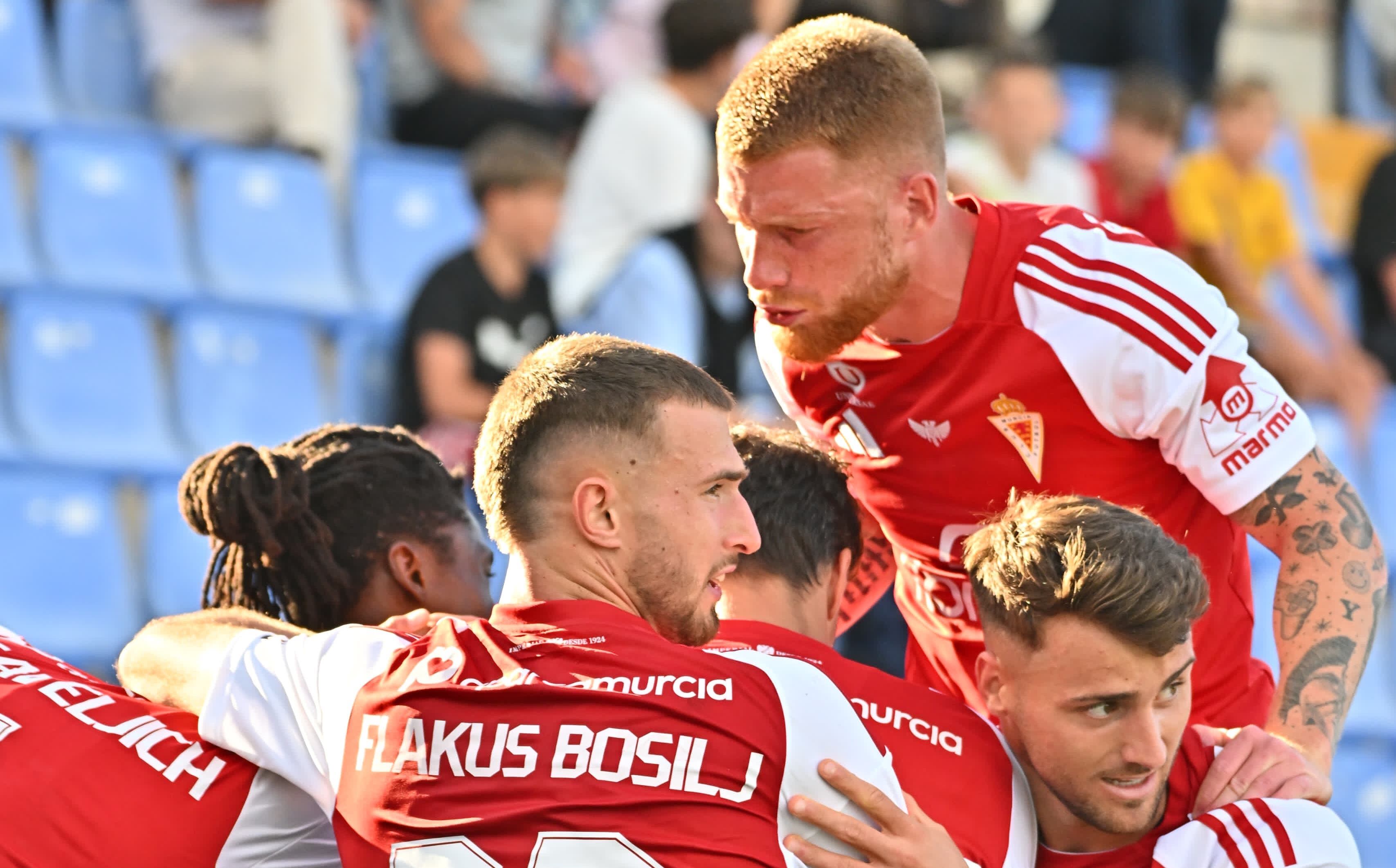El Real Murcia gana en Alicante al Intercity gracias a un gol de Jorge Yriarte de cabeza.