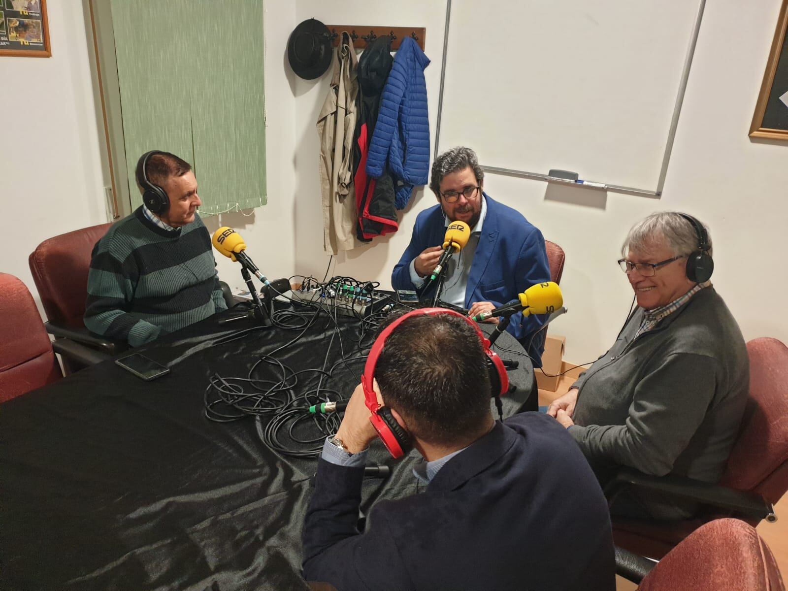 Un momento de la tertulia con el presidente de AJER, el presidente de Fejar y el doctor Antonio Rial Boubeta
