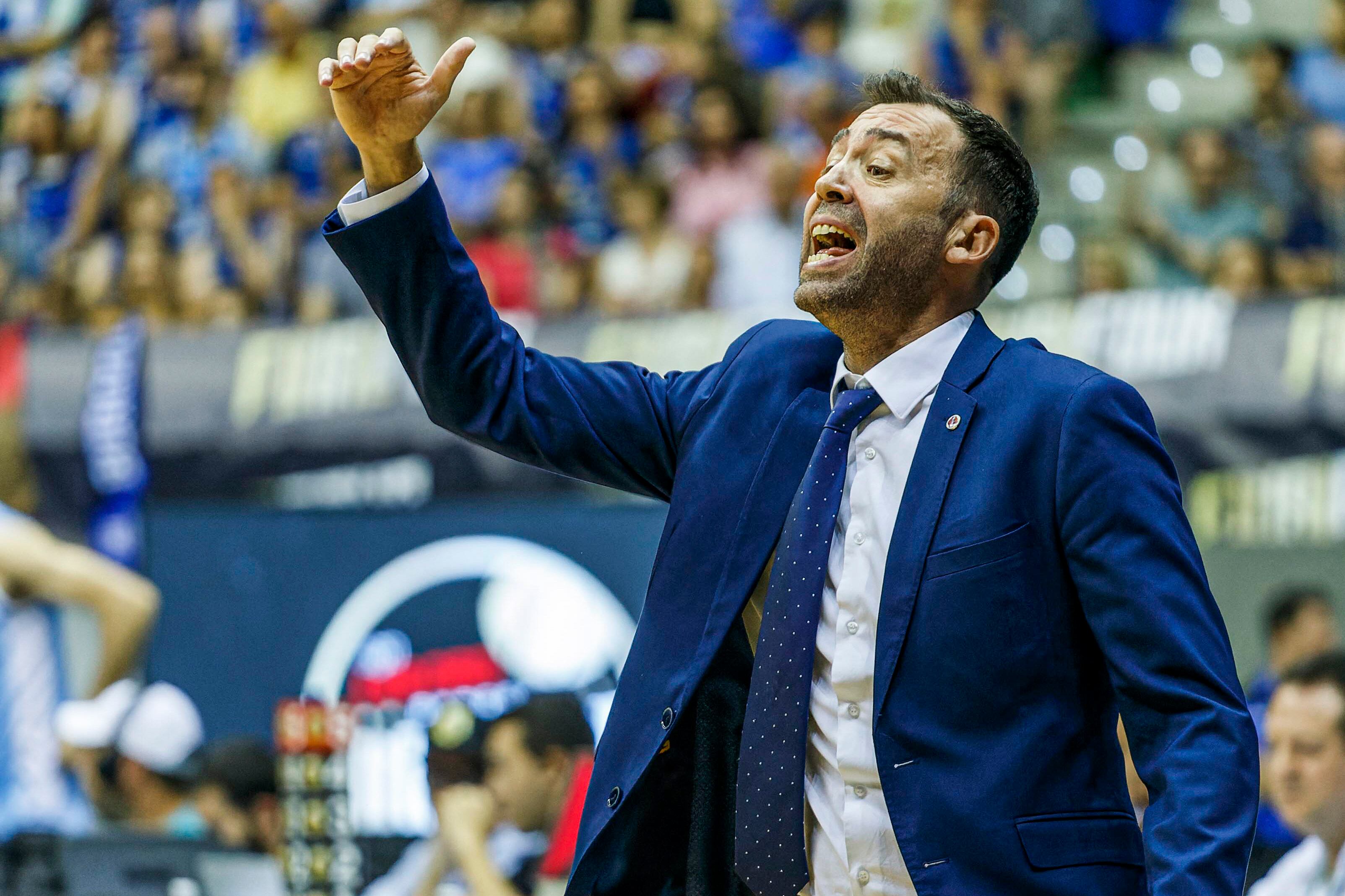 BURGOS, 18/06/2023. El entrenador del Zunder Palencia, Pedro Rivero, durante el partido de baloncesto de la Final Four de la Liga LEB Oro para ascender a la ACB disputado ante el Hereda San Pablo este domingo en Burgos. EFE/Santi Otero
