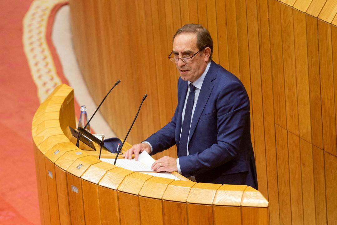 El conselleiro de Facenda, Valeriano Martínez, durante su comparecencia en el Parlamento.