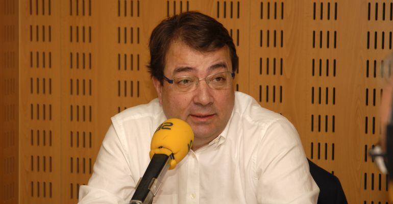 Guillermo Fernández Vara en los estudios de la Ser en una imagen de archivo