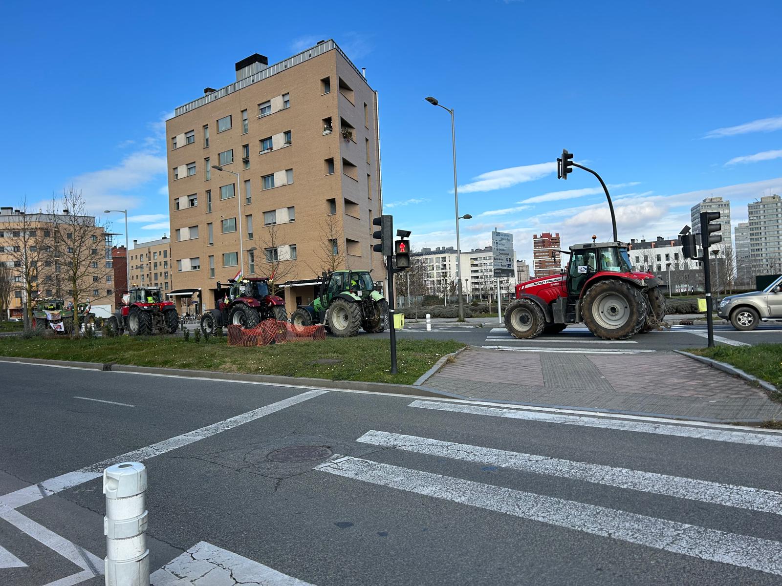 Tractorada entrando este lunes a Vitoria por el barrio de Salburua.