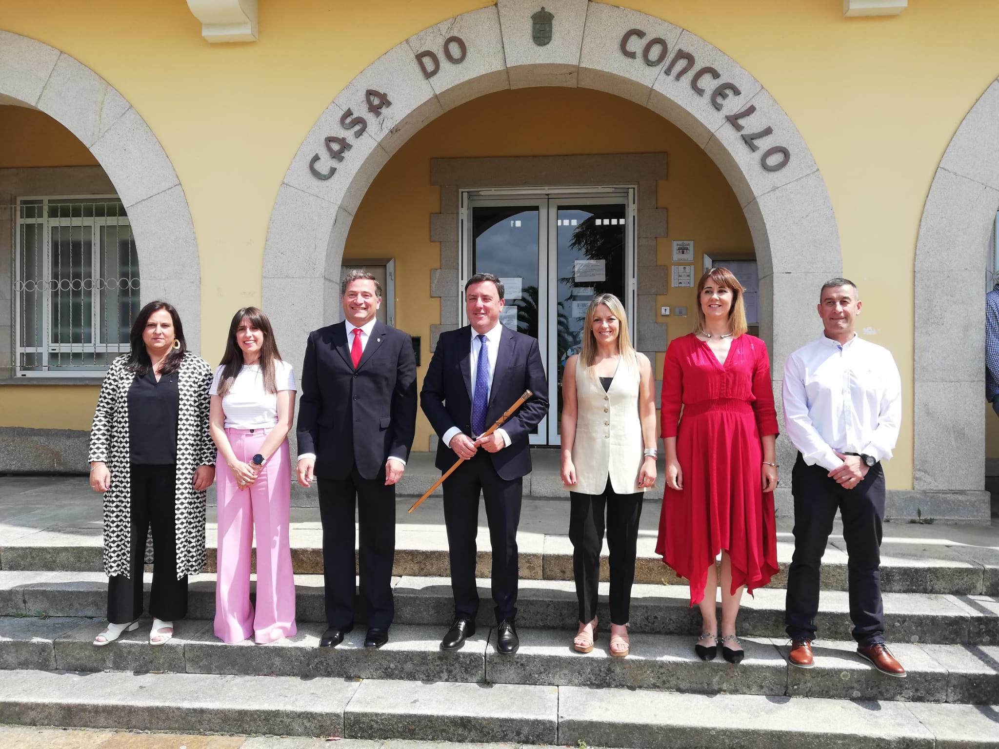 Valentín González Formoso, con los ediles del PSOE tras su investidura (cedida)