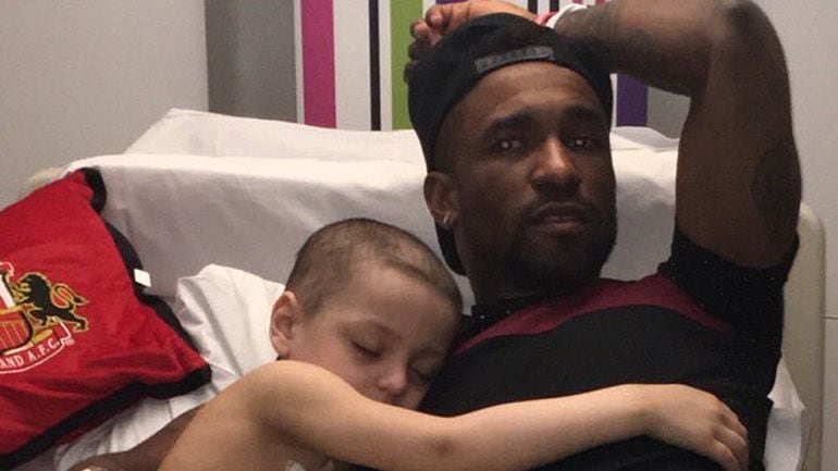 Jermain Defoe junto a Bradley Lowery