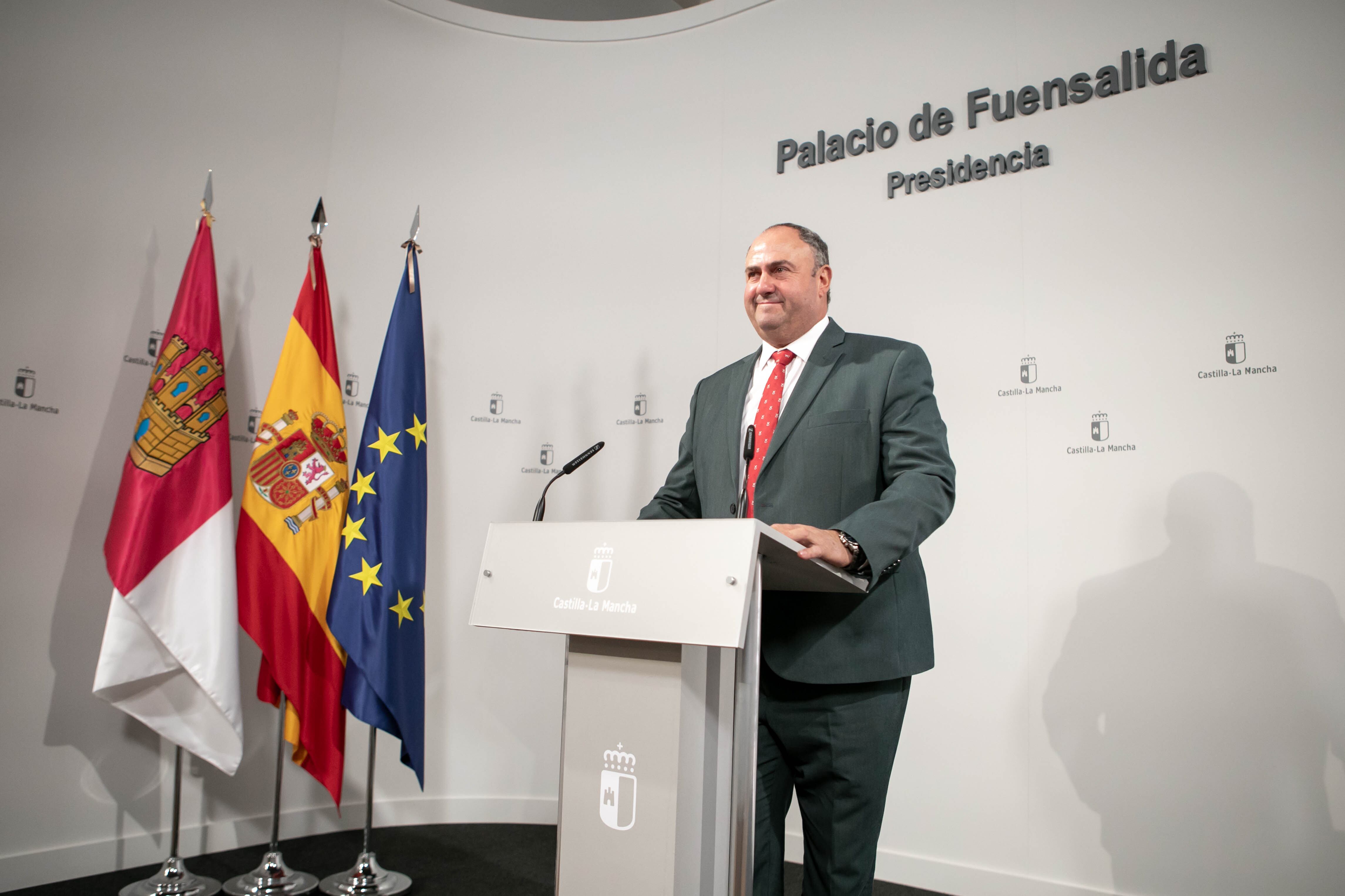 El consejero de Agricultura, Ganadería y Desarrollo Rural, Julián Martínez Lizán, informa de los asuntos relacionados con su departamento en la sede del Gobierno regional