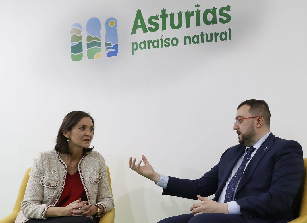 La ministra de Industria, Reyes Maroto junto al presidente del Principado, Adrián Barbón. 