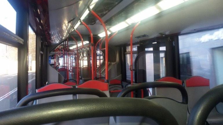 Interior de un autobus urbano.