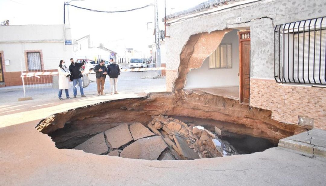 Derrumbe en una vivienda de Tomelloso que ha afectado a la vía pública   