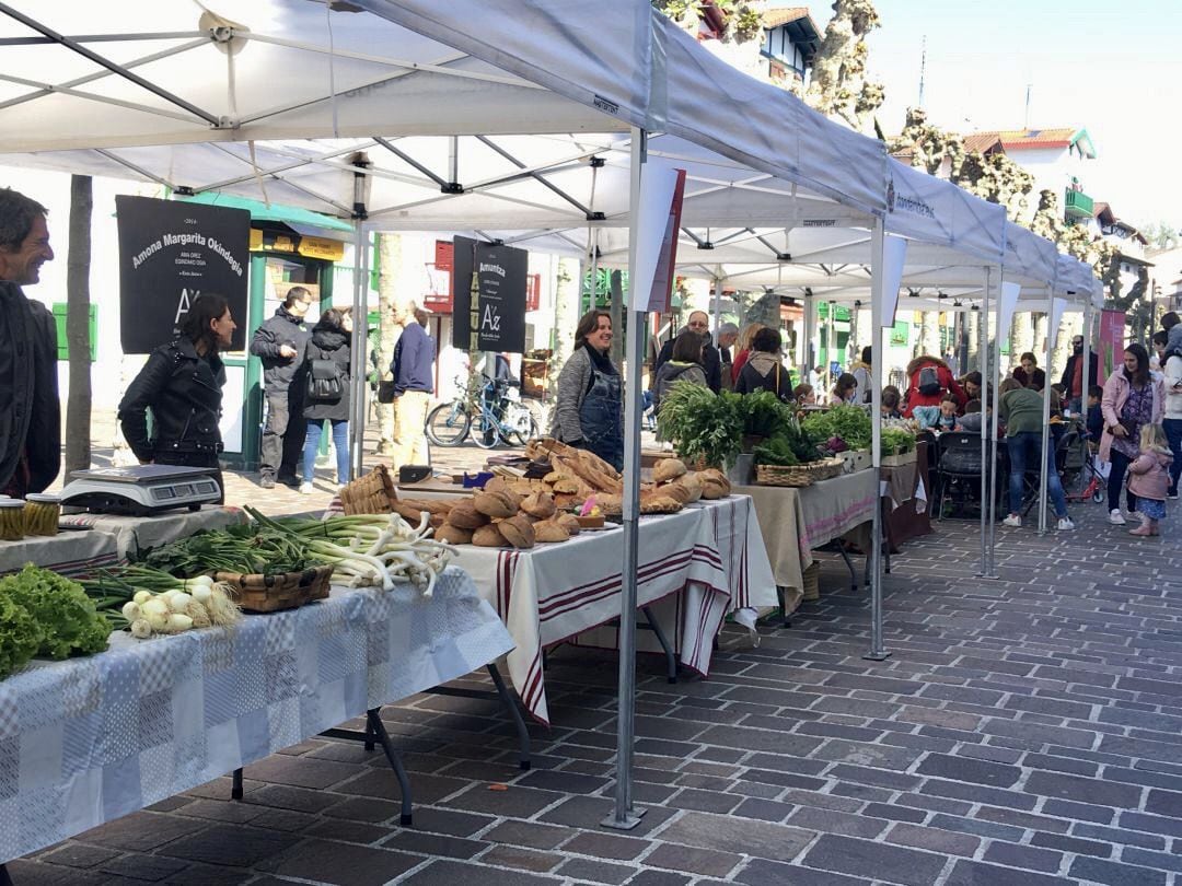 La Azoka de la calle San Pedro de Hondarribia que no se está celebrando por la crisis sanitaira del Covid-19.