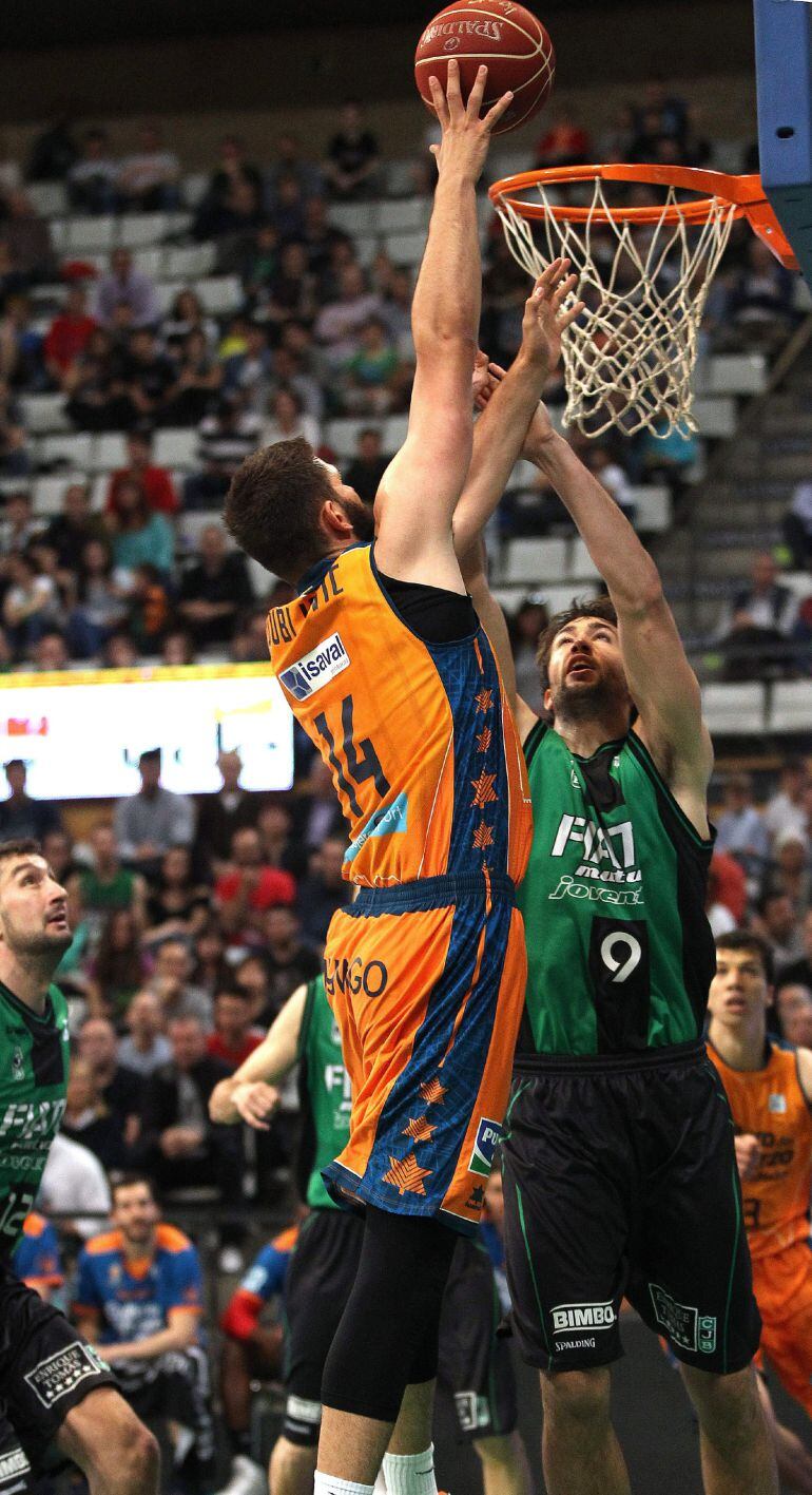 GRA104. BADALONA (BARCELONA), 19/04/2015.- El pívot del Fiat Joventut Nacho Llovet (d) intenta taponar el tiro del pívot del Valencia Basquet Bojan Dubljevic (i), durante el partido de la 29ª jornada de la Liga Endesa disputado hoy en el Pabellón Olímpico de Badalona (Barcelona). EFE/Toni Garriga