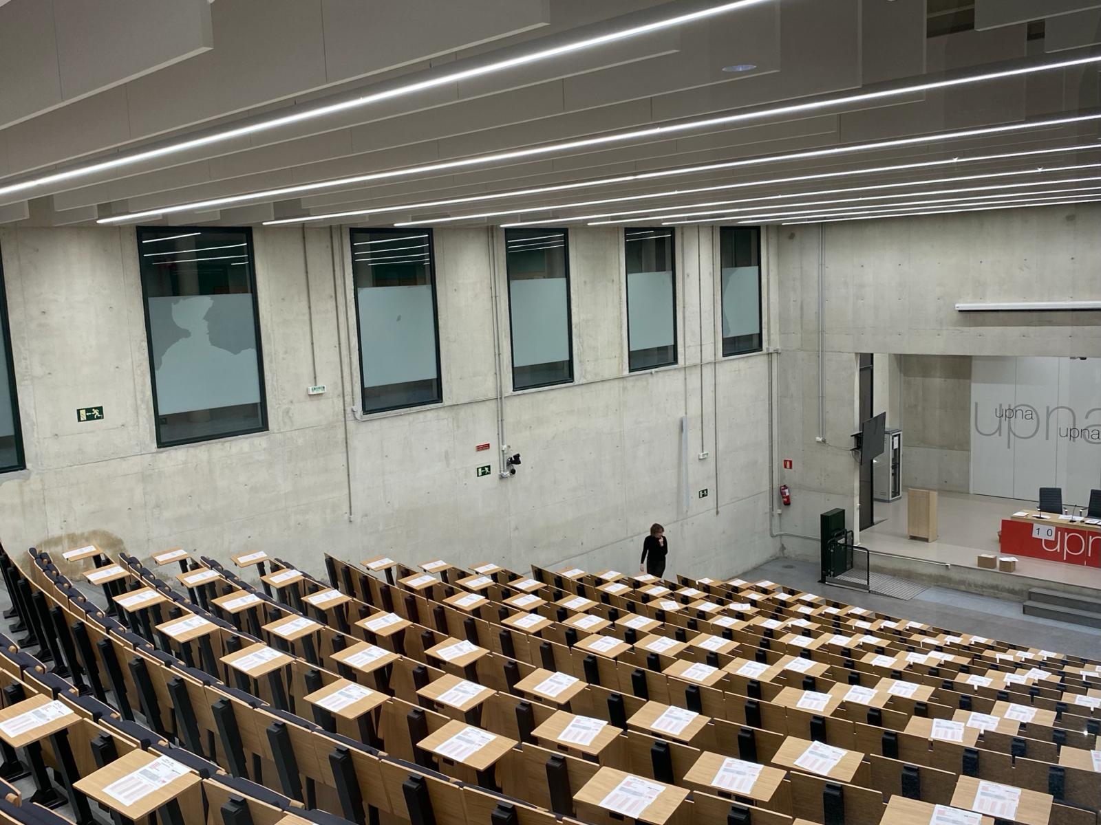 Aula de la UPNA preparada con los exámenes para la oposición