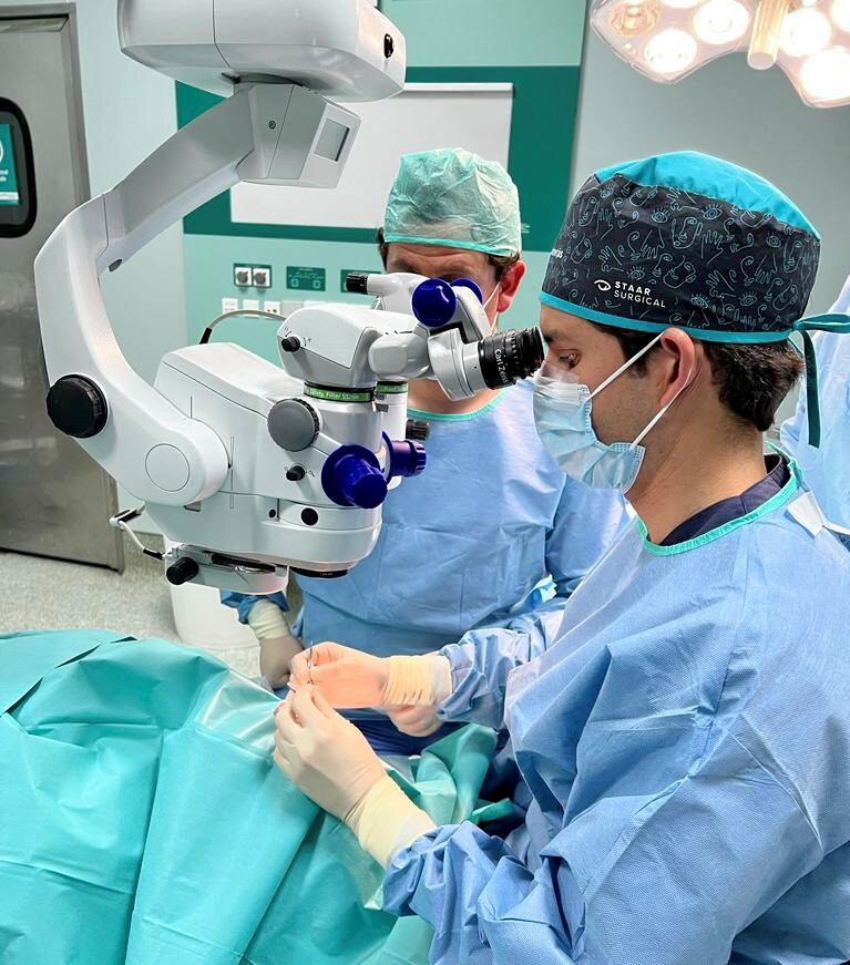 Los oftalmólogos del Hospital Quirónsalud realizando un trasplante de córnea