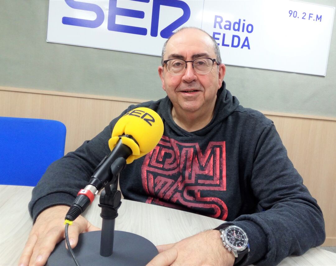 Jº Manuel Guardia en el estudio de Radio Elda SER