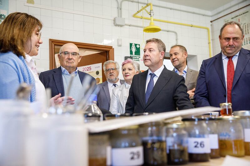 García Page visita el Centro Apícola de Marchamalo que también albegará el Centro del Huevo